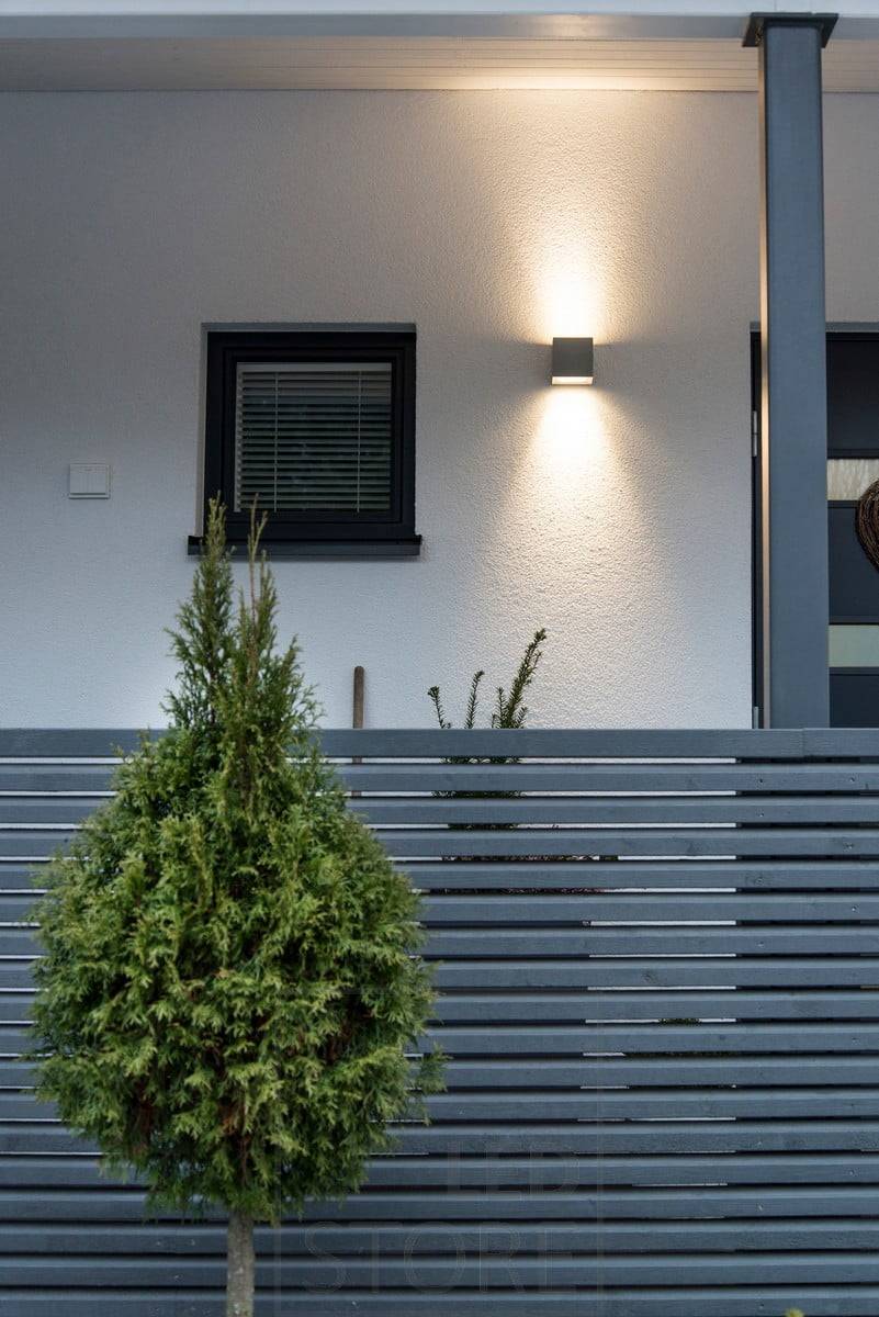 CUBIC OUT 2 je venkovní nástěnné svítidlo pro atmosférické a teplé světlo